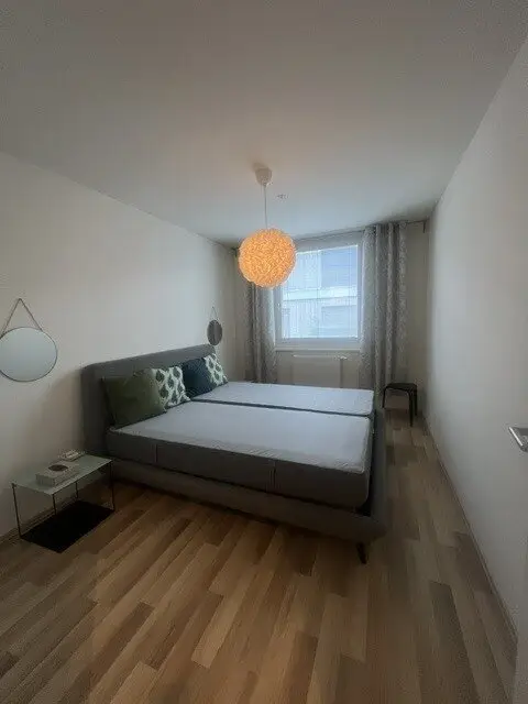 Helle 2-Zimmer-Wohnung mit Balkon, Einbauküche komplett möbliert 6. Liftstock!
