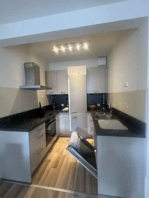 Helle 2-Zimmer-Wohnung mit Balkon, Einbauküche komplett möbliert 6. Liftstock!