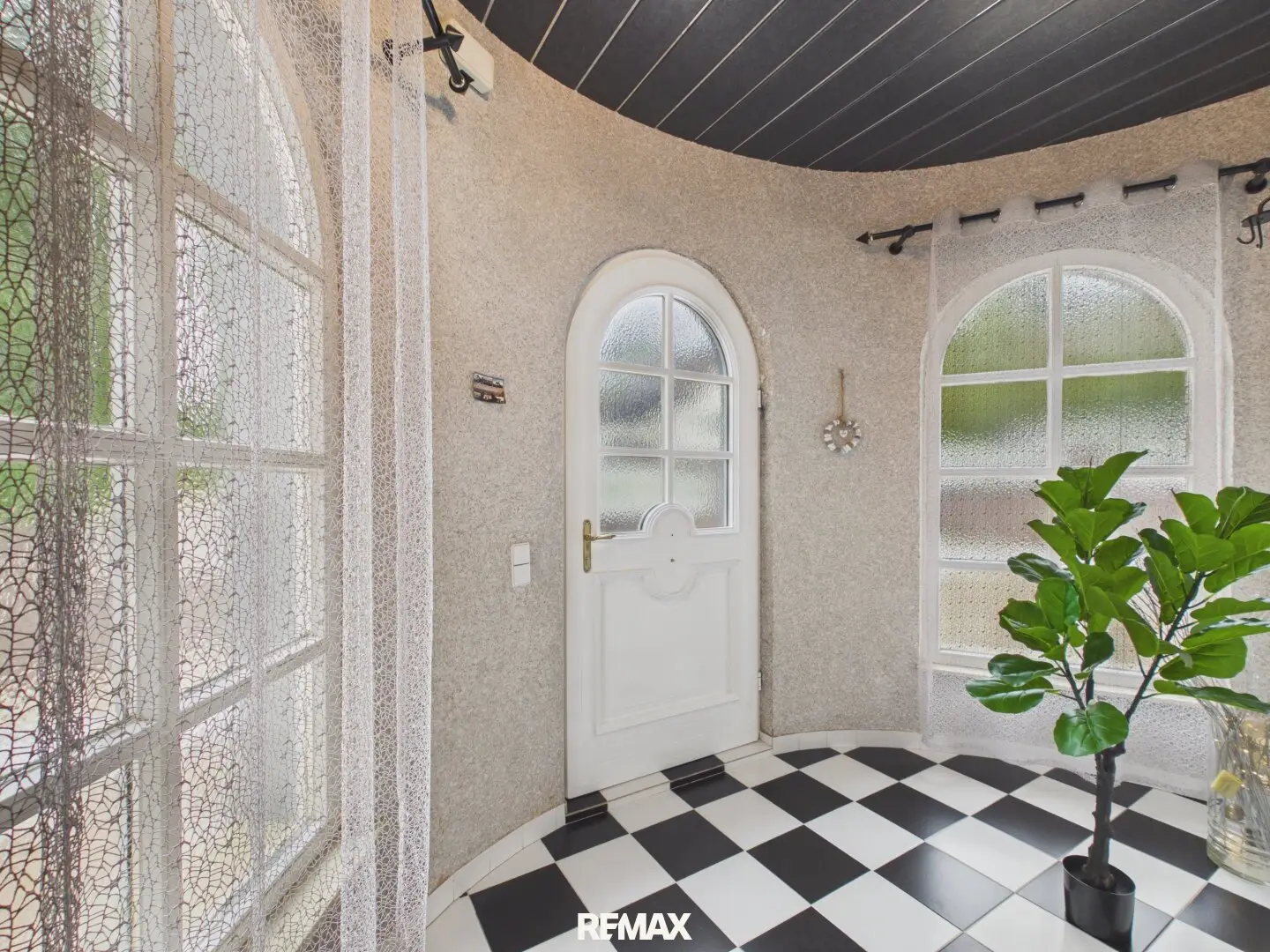 Spacious single-family house with saltwater pool, sauna and quiet location