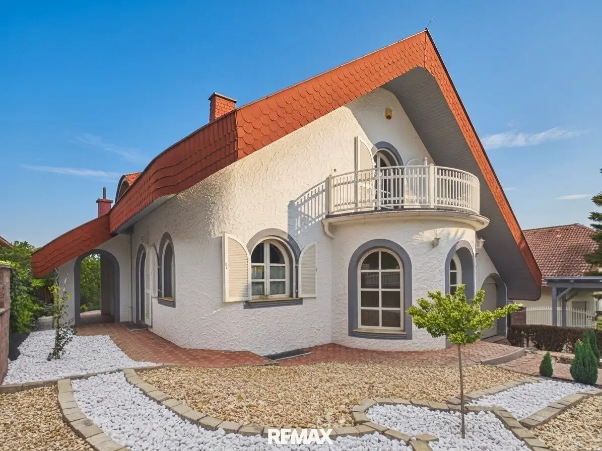 Spacious single-family house with saltwater pool, sauna and quiet location