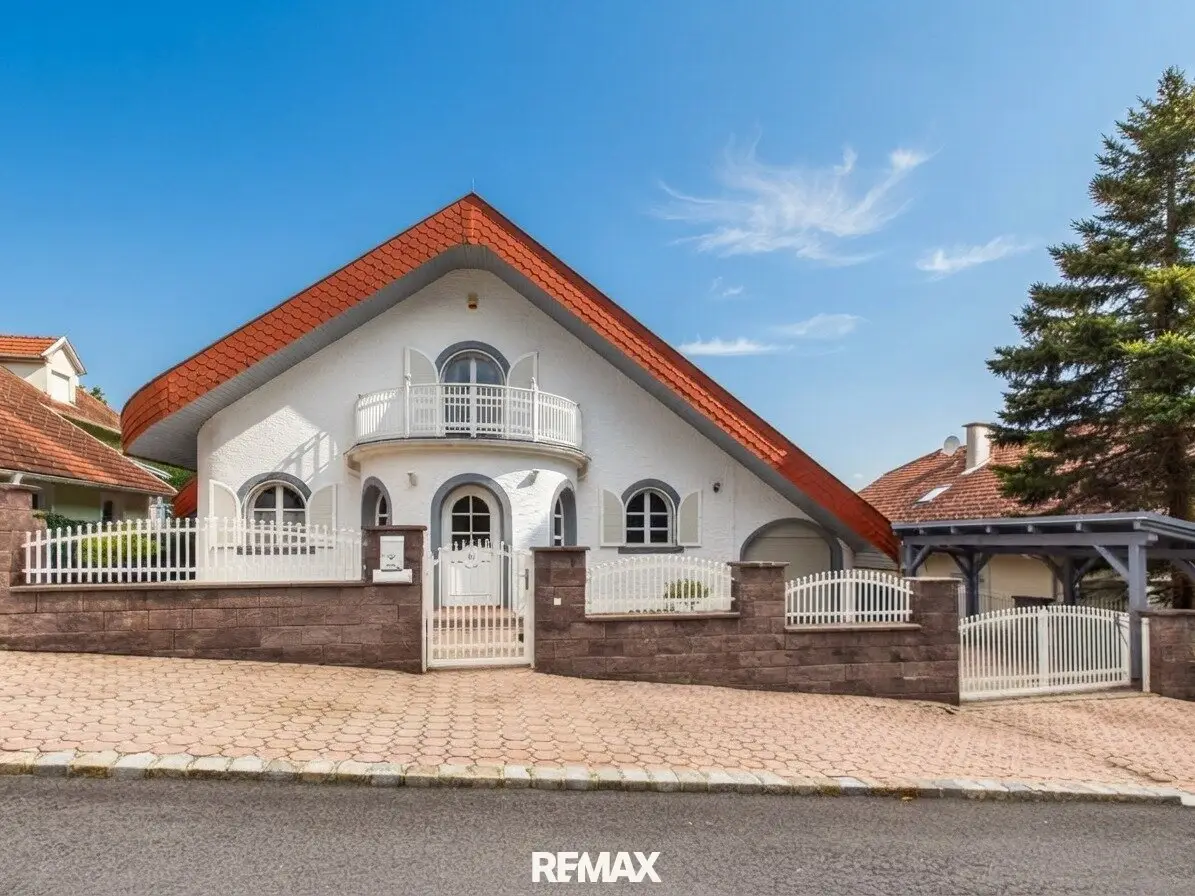 Spacious single-family house with saltwater pool, sauna and quiet location