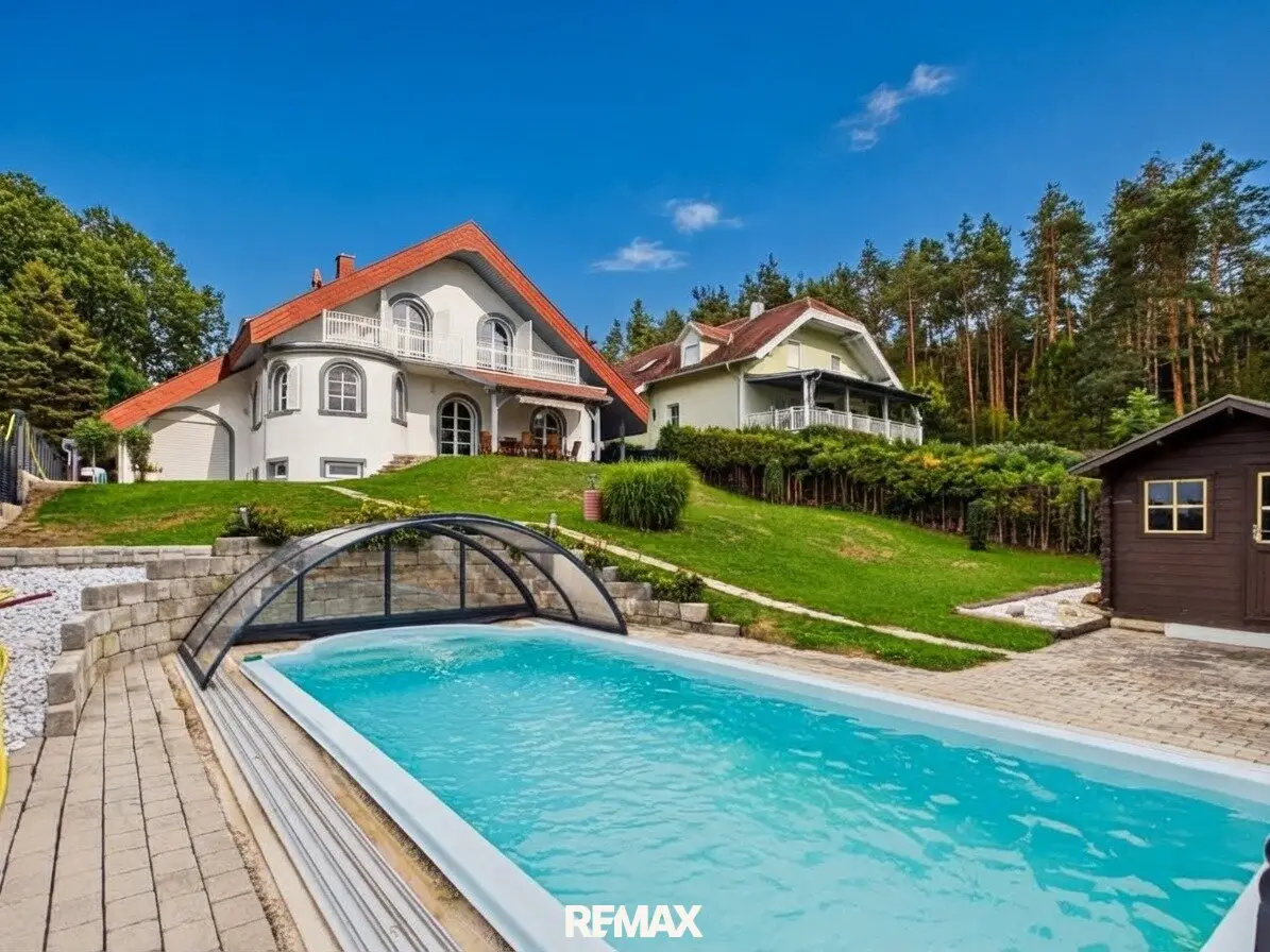 Spacious single-family house with saltwater pool, sauna and quiet location