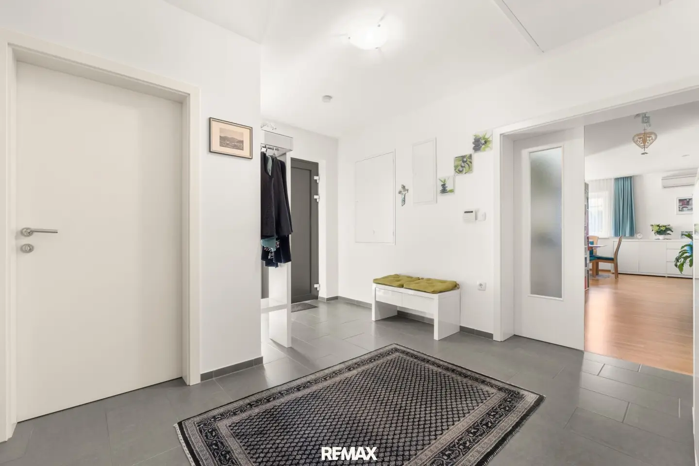 Top well maintained bungalow with pool, large terrace and double carport