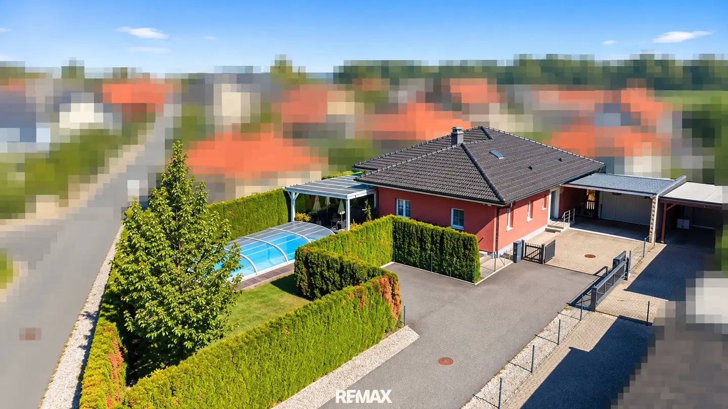 Top well maintained bungalow with pool, large terrace and double carport