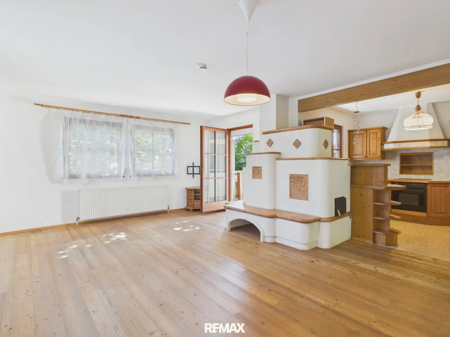 Charming single family house with terrace, garage and fireplace in Götzendorf, in need of renovation