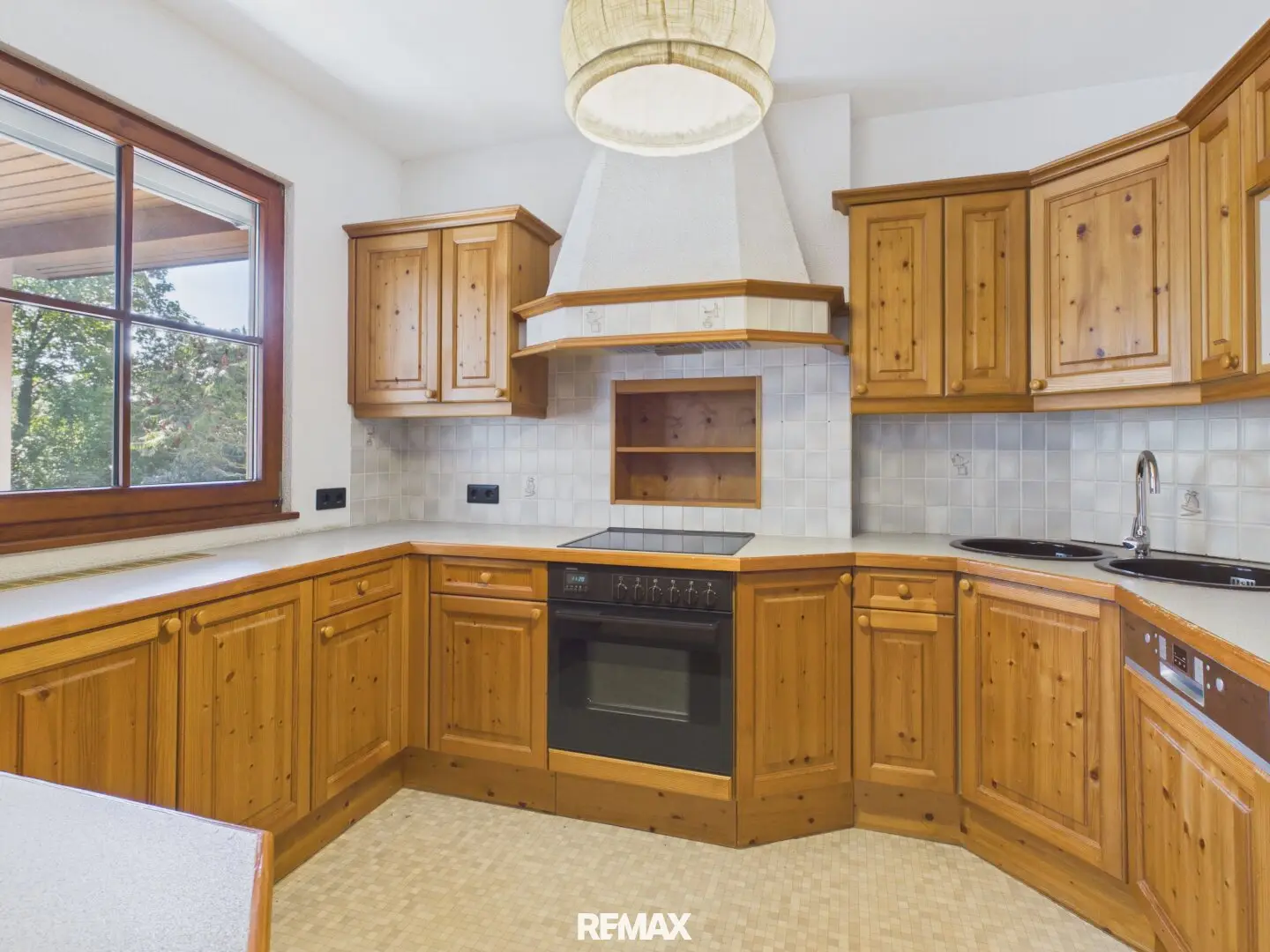 Charming single family house with terrace, garage and fireplace in Götzendorf, in need of renovation