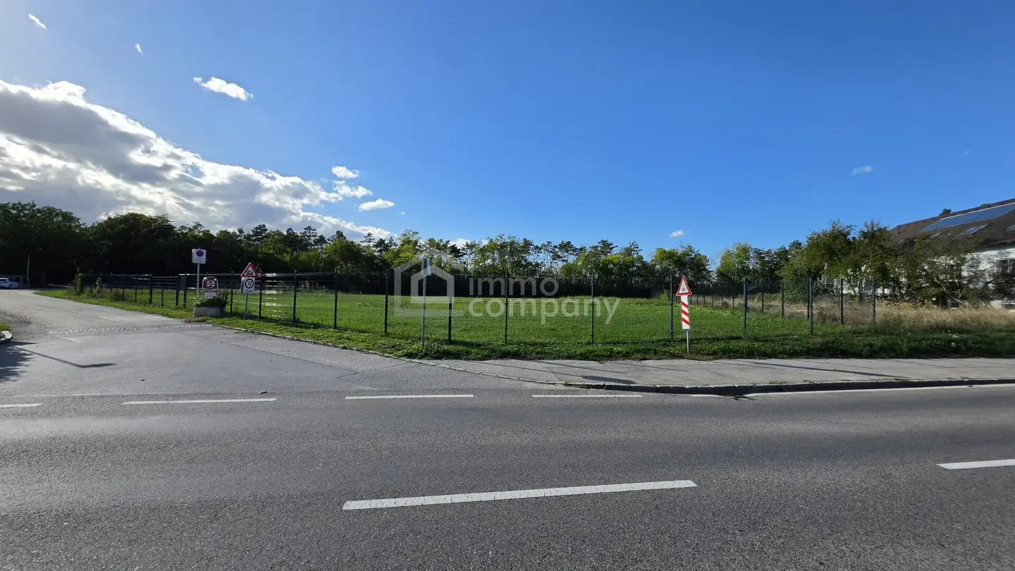 Exclusive commercial plot for sale!