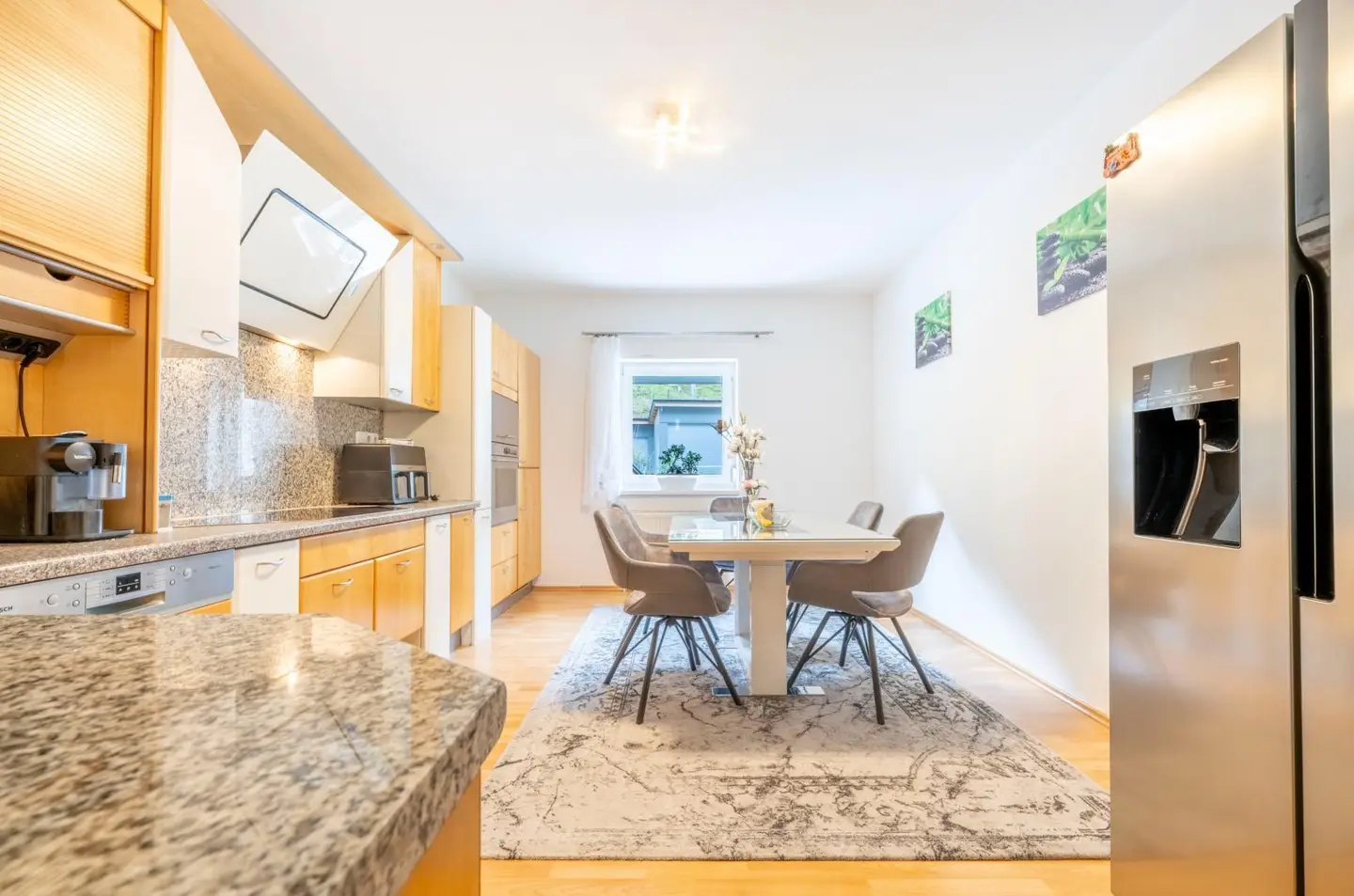 Bright apartment with communal garden and parking