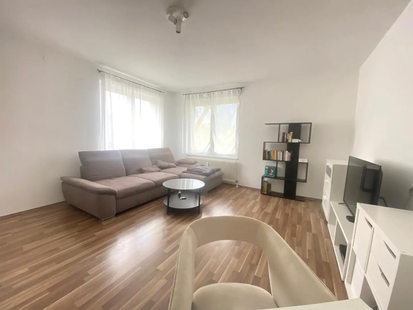 Bright and airy Wohnung in central village location with separate kitchen