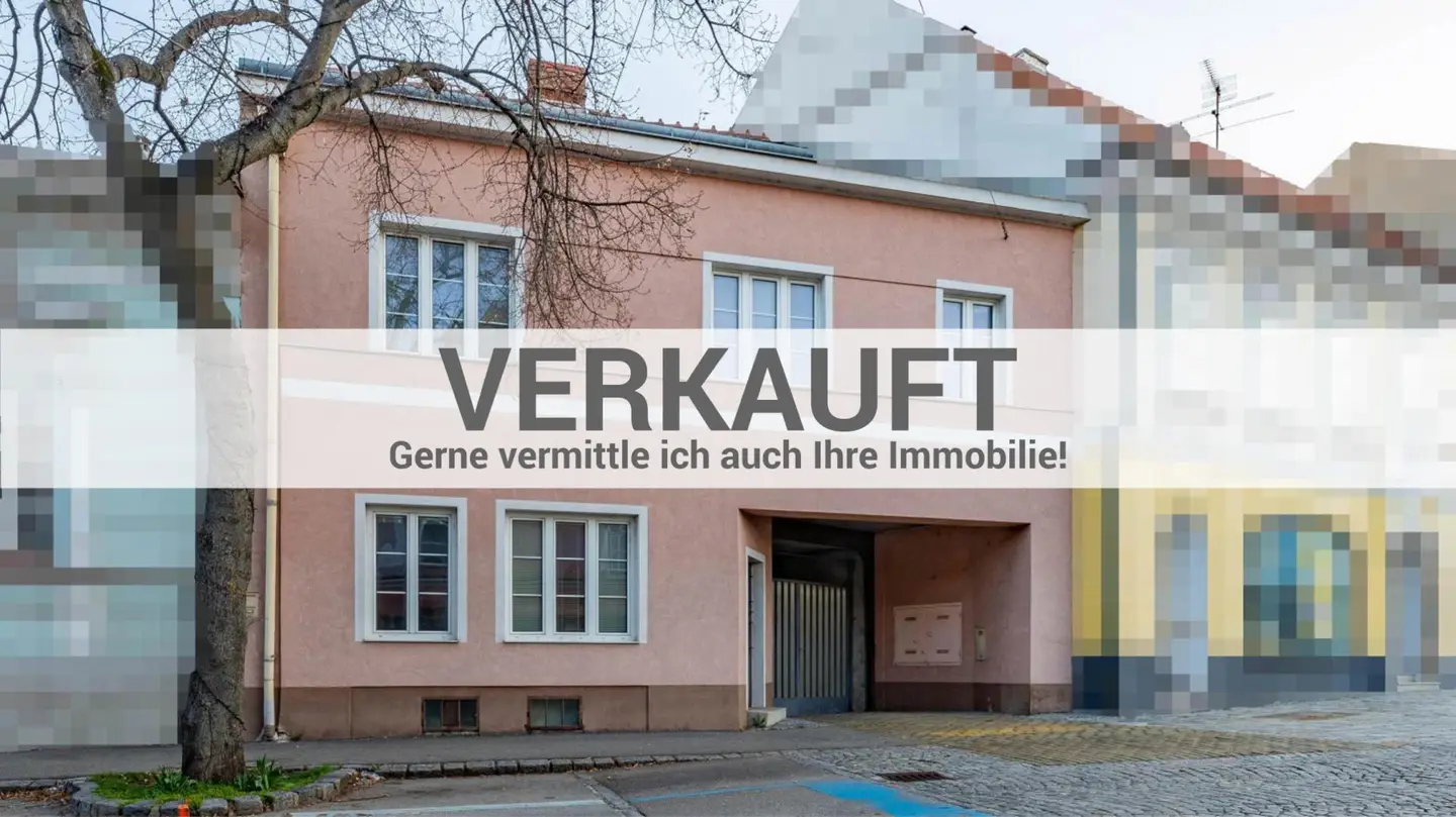 Central apartment at the main square with expansion potential