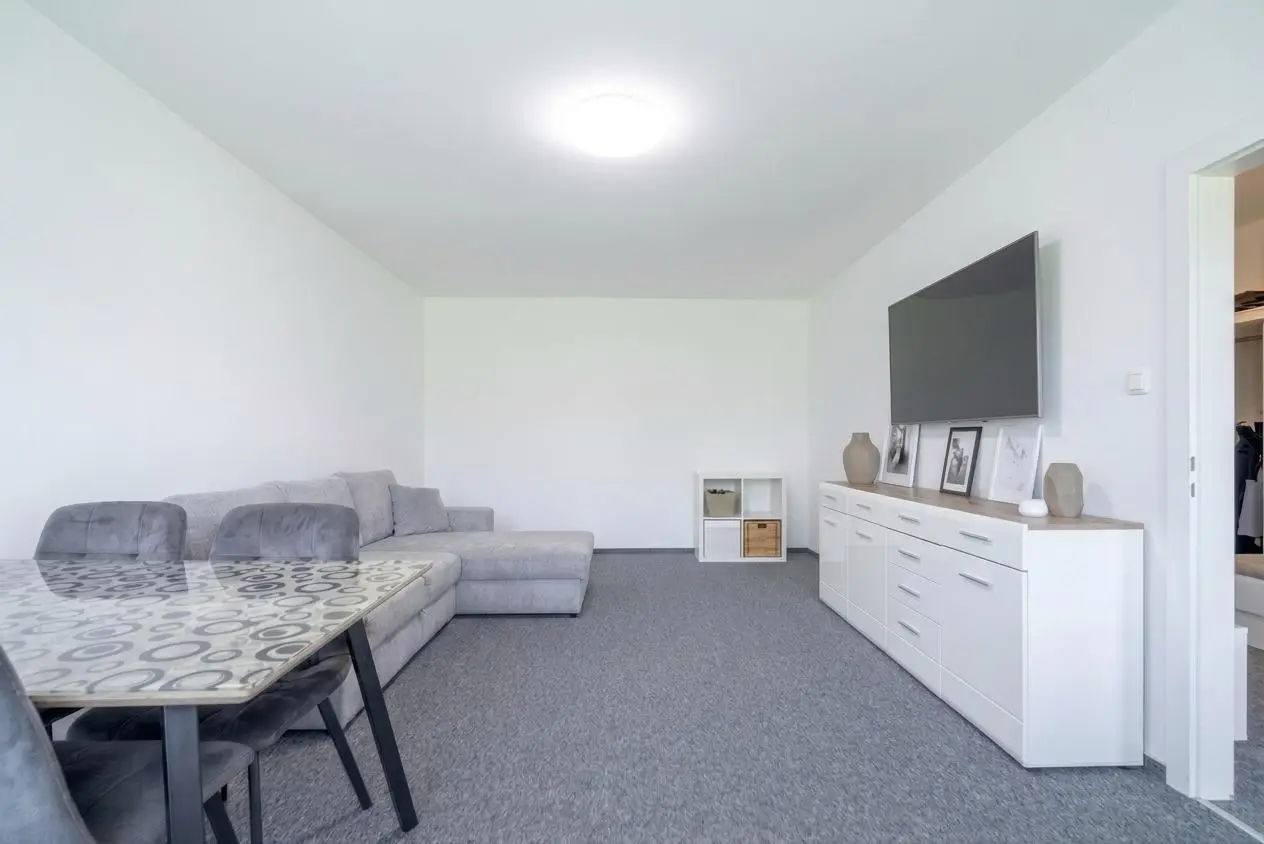 Bright Wohnung with loggia in central location