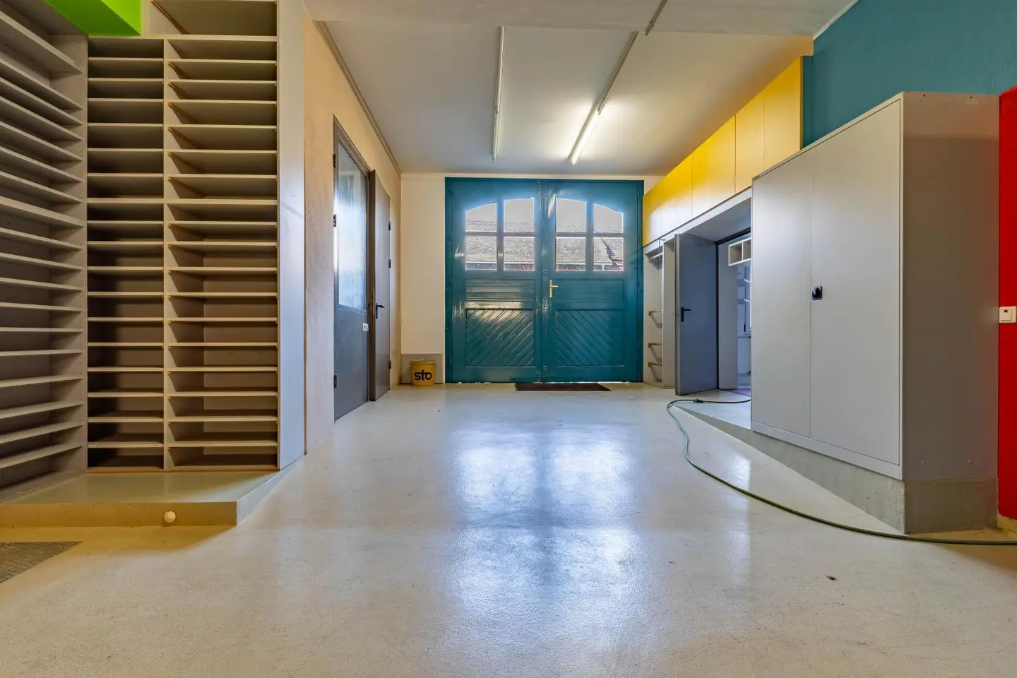 Vielseitig nutzbare Wohnung mit Innenhof und Hallen