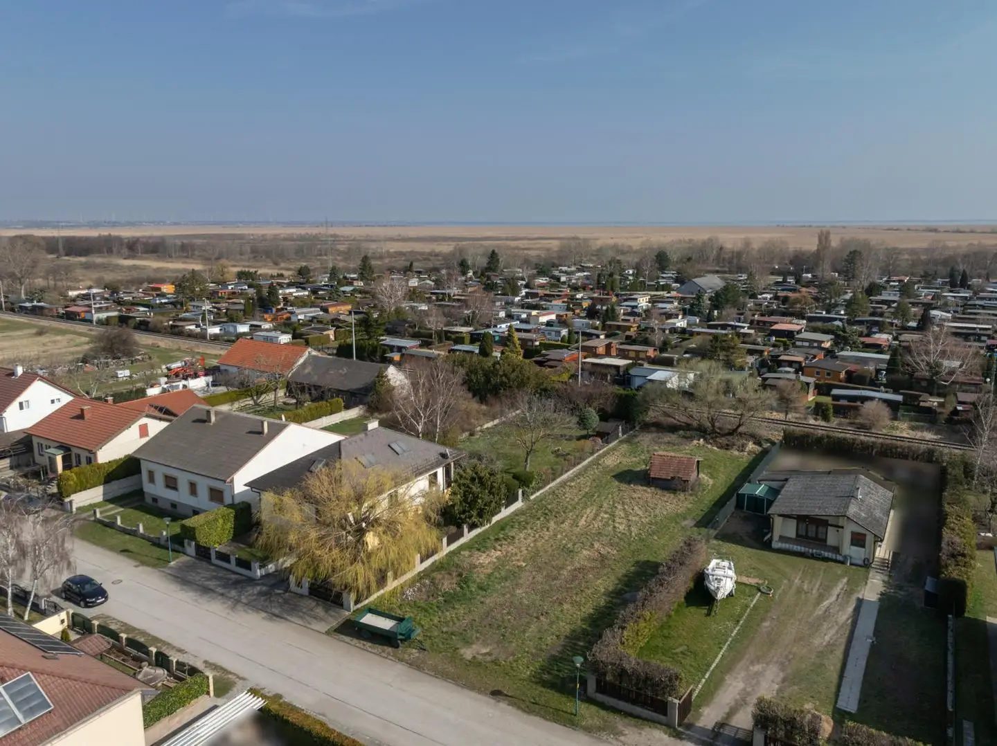 Familienwohnung möglich auf großzügigem Baugrund nahe See und Weinbergen