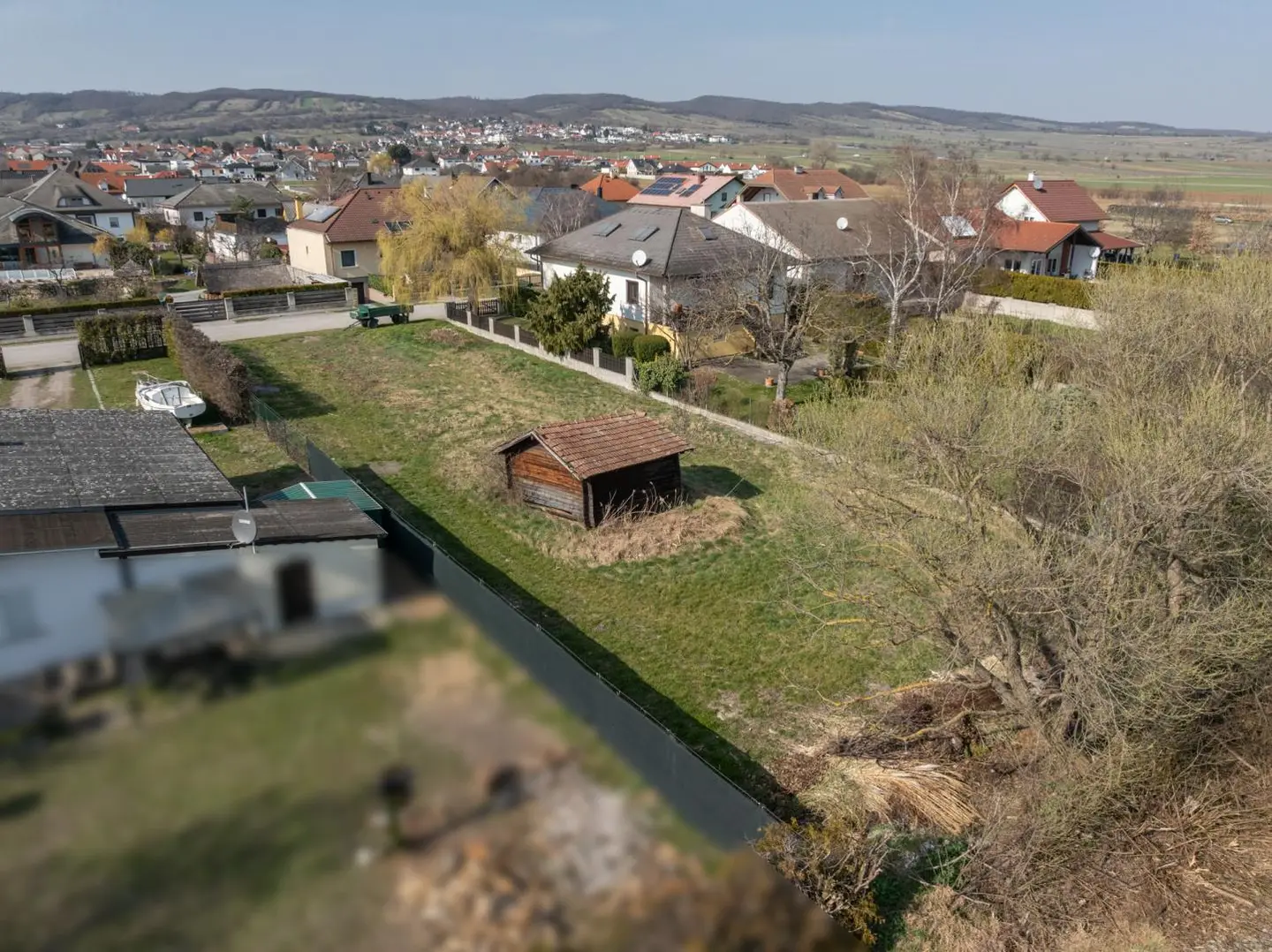 Familienwohnung möglich auf großzügigem Baugrund nahe See und Weinbergen