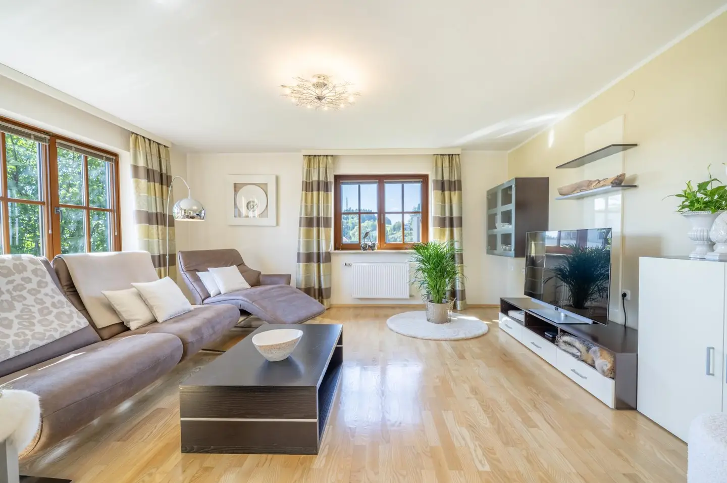 Wohnung with large private garden and Miele kitchen