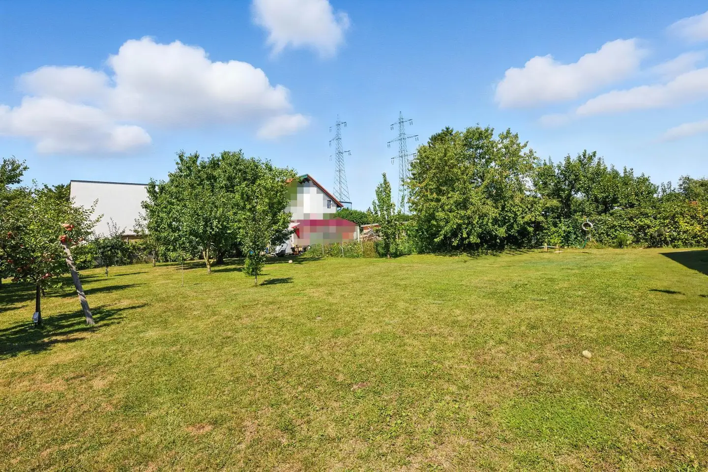 Apartment with large building potential in quiet second row