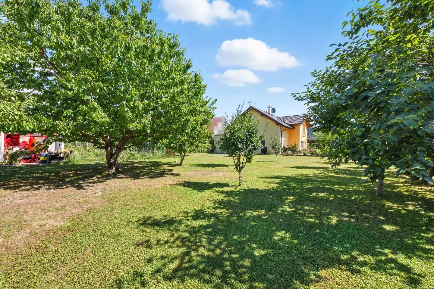 Apartment with large building potential in quiet second row