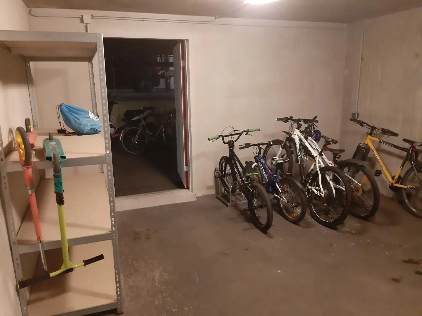Practical Souterrainwohnung in underground garage near Hauptbahnhof
