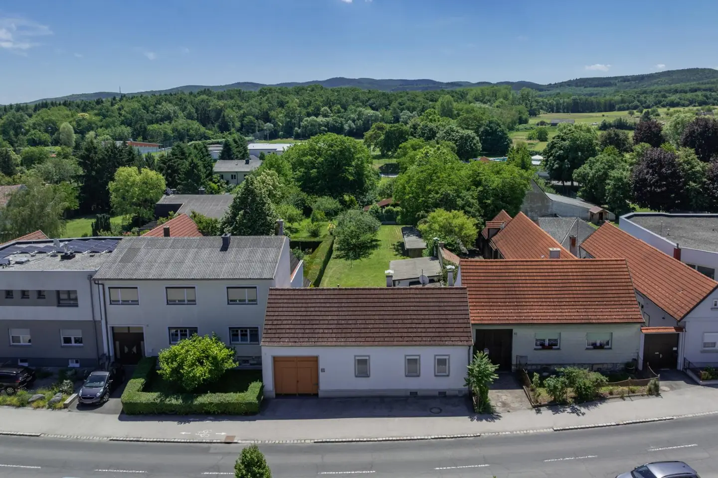 Well maintained apartment with large garden and sauna