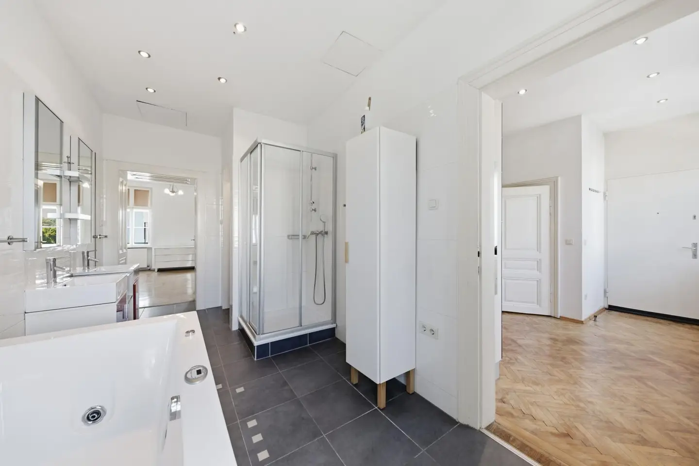 Bright Altbauwohnung with high ceilings near Enkplatz