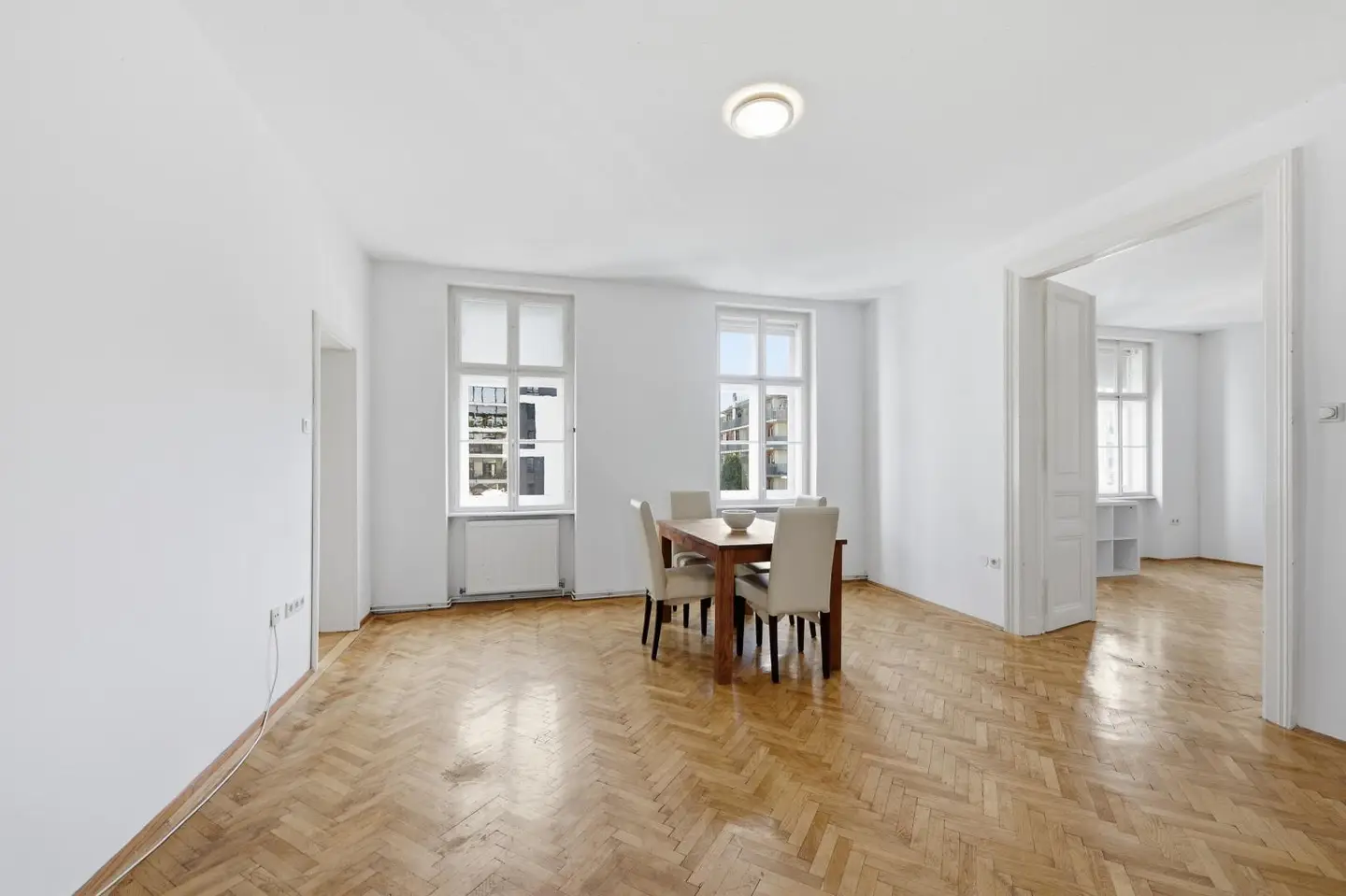 Bright Altbauwohnung with high ceilings near Enkplatz