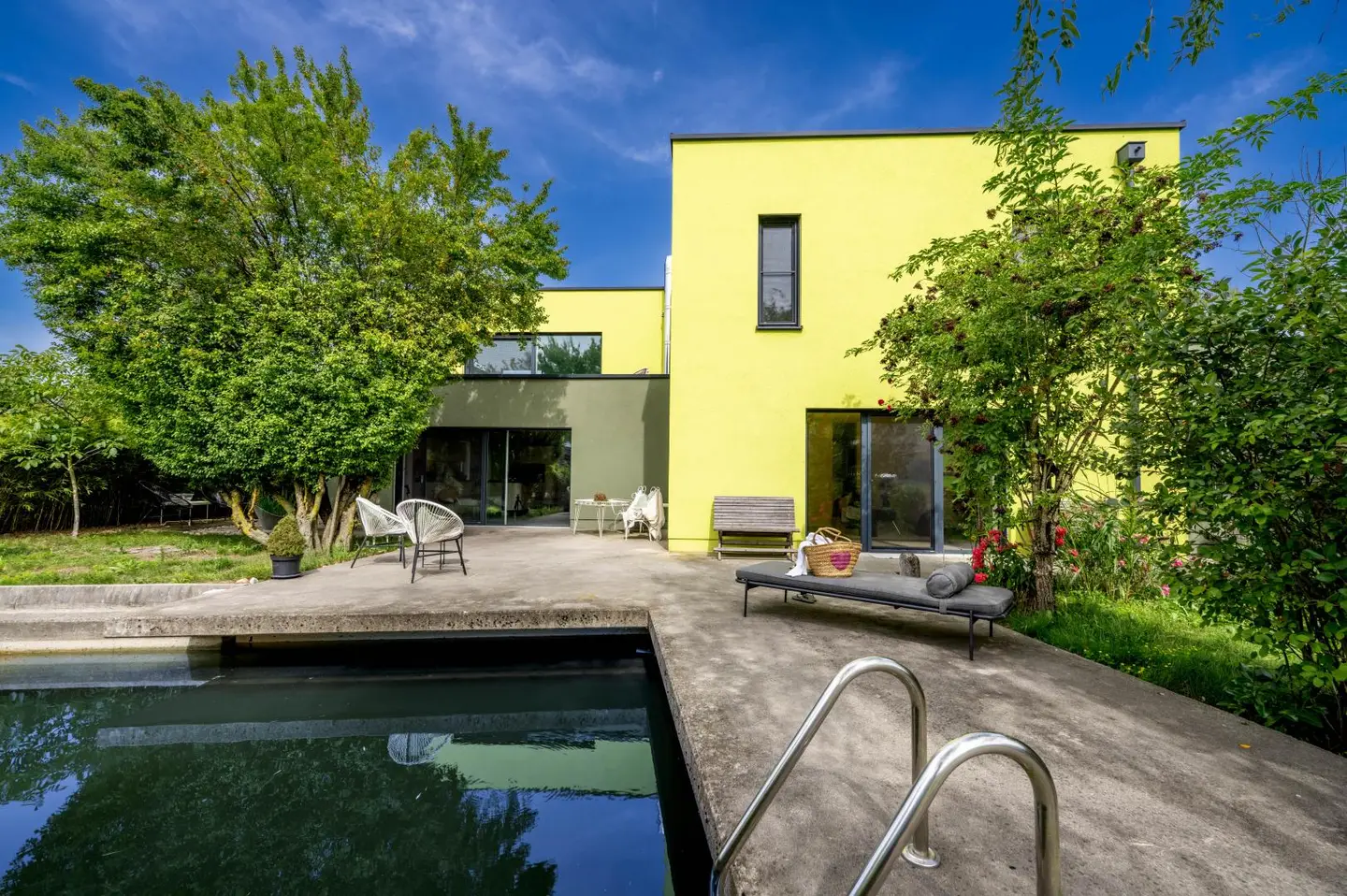 Design villa with natural pool and spacious garden apartment