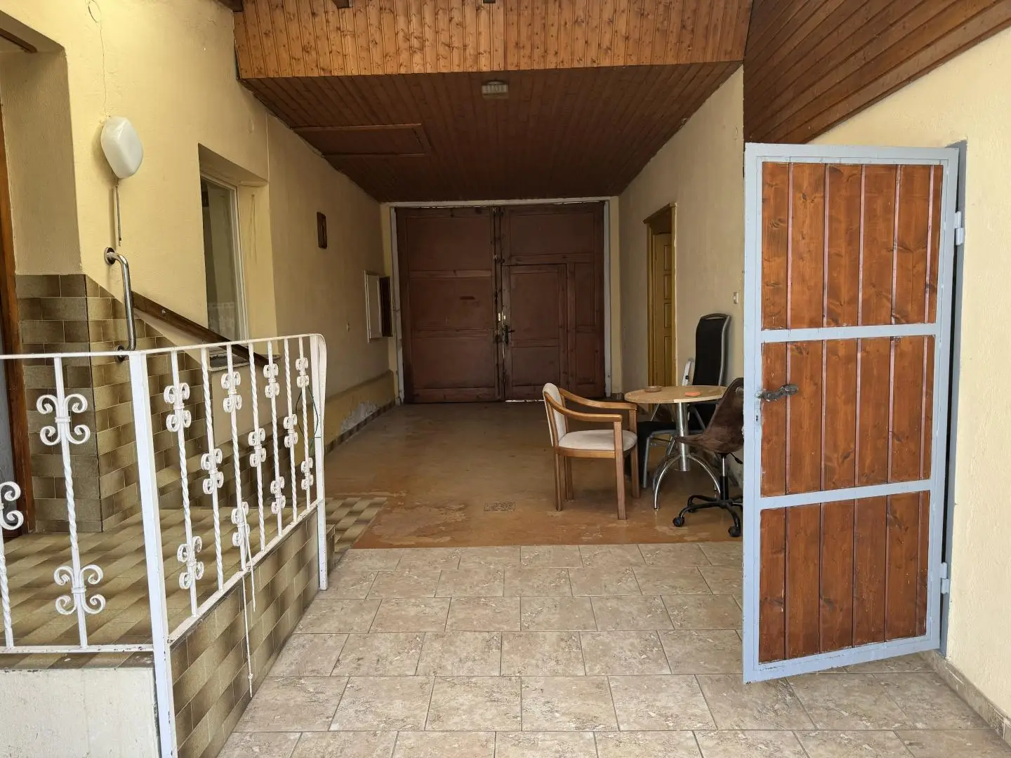 Sanierungsbedürftige Familienwohnung mit Weinkeller und großem Grundstück