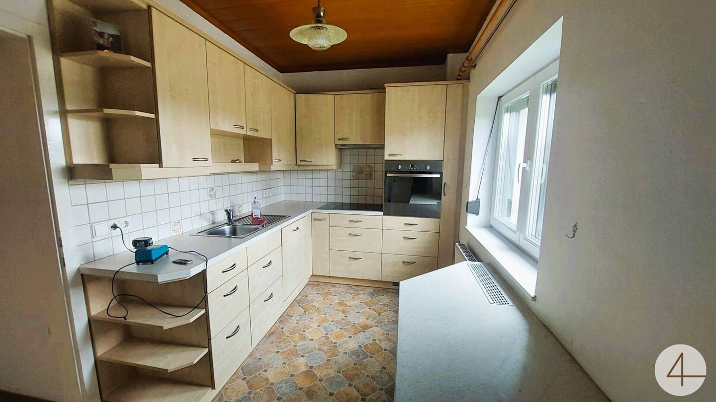 Ground floor apartment renovated in suburban setting