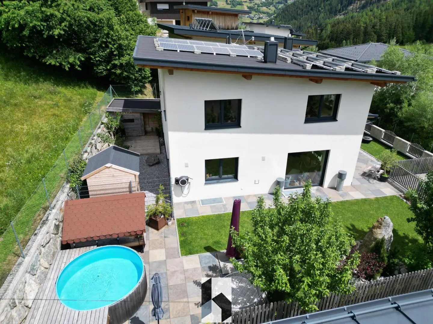 Sunny retreat with pool and garden Familienwohnung