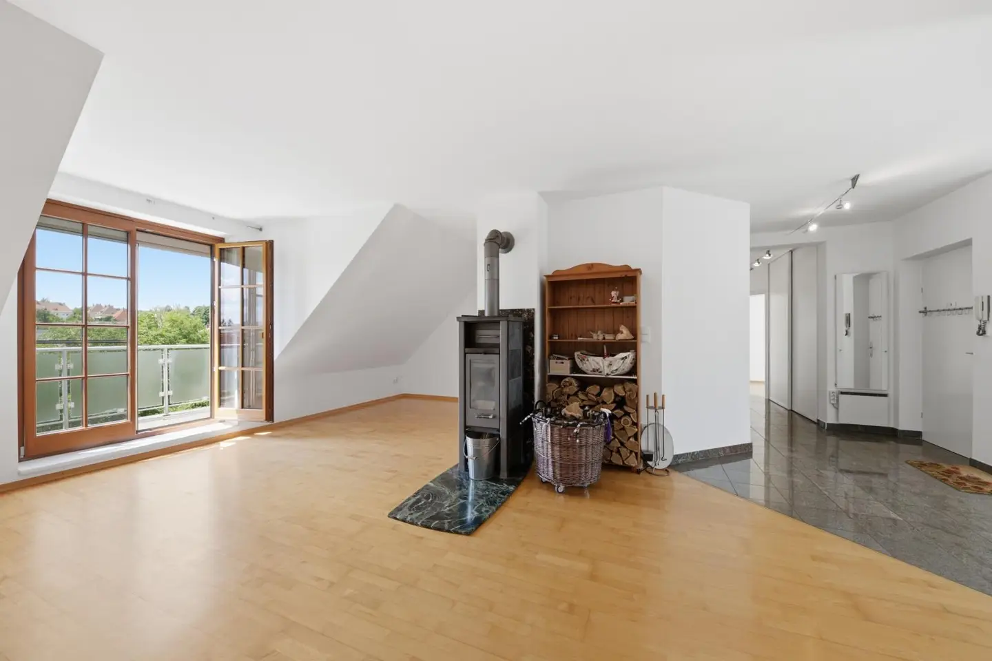 Bright apartment with balcony and two parking spaces
