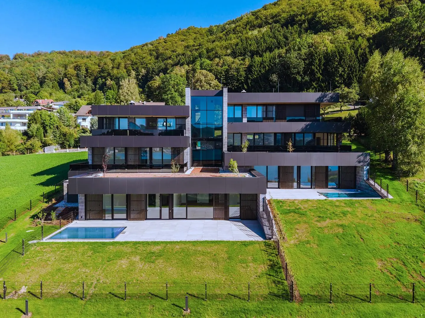 Sonnige Wohnung mit Pool und Seeblick