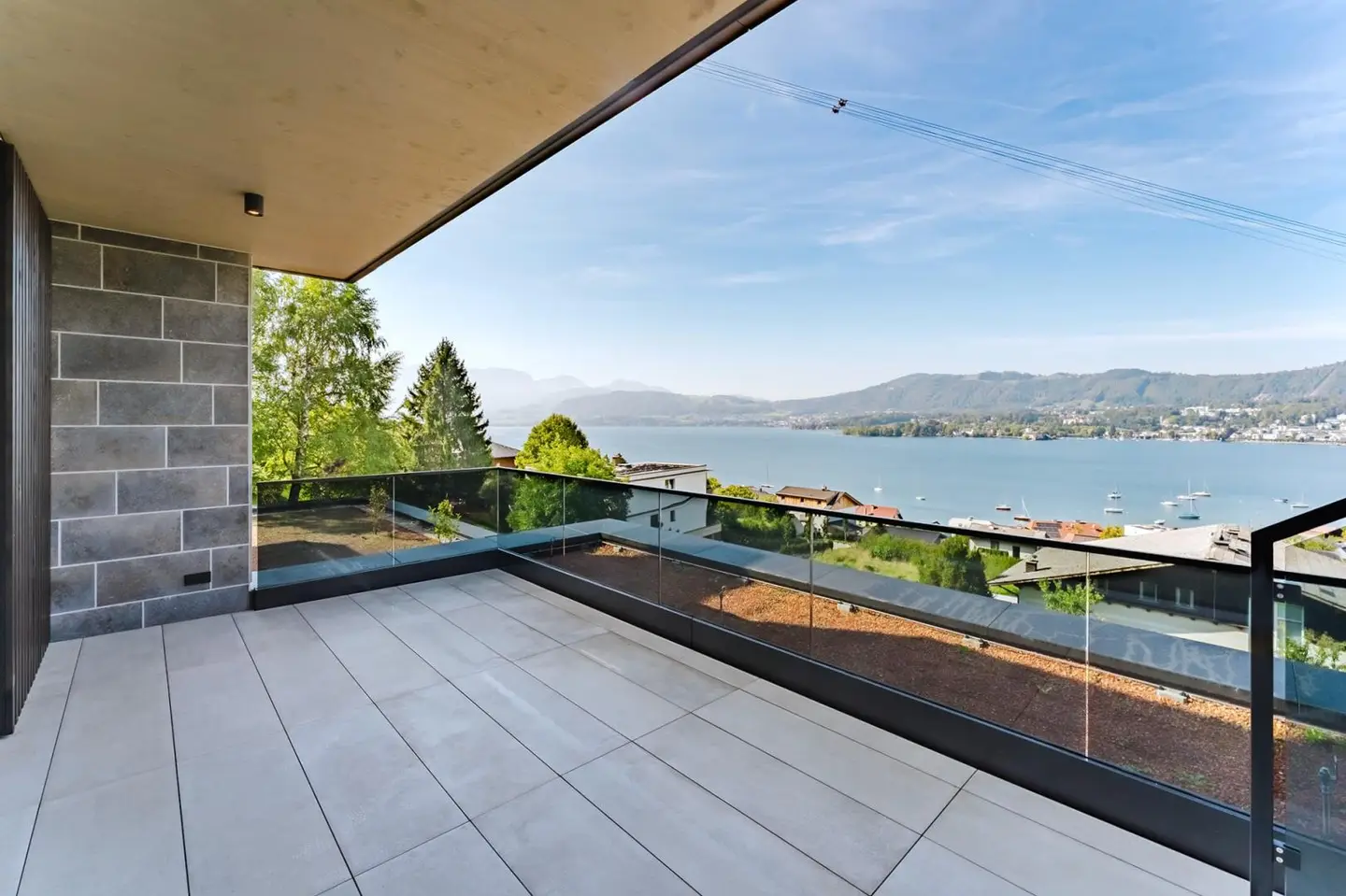 Sonnige Wohnung mit Pool und Seeblick