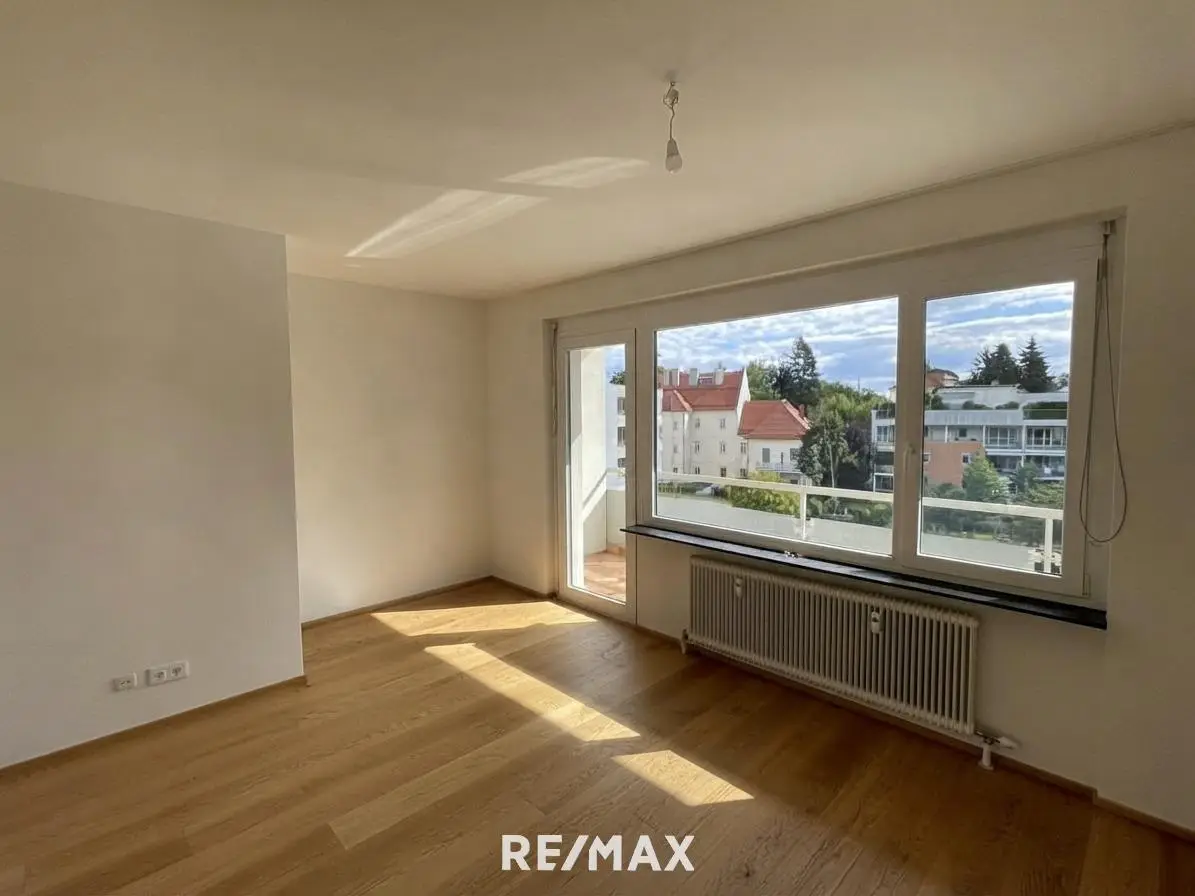 Bright apartment with loggia and elevator