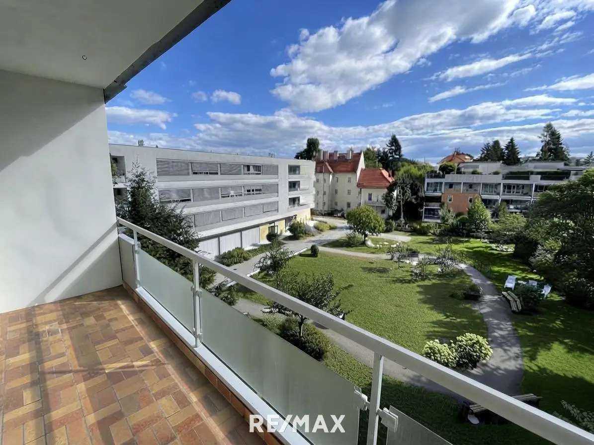 Bright apartment with loggia and elevator
