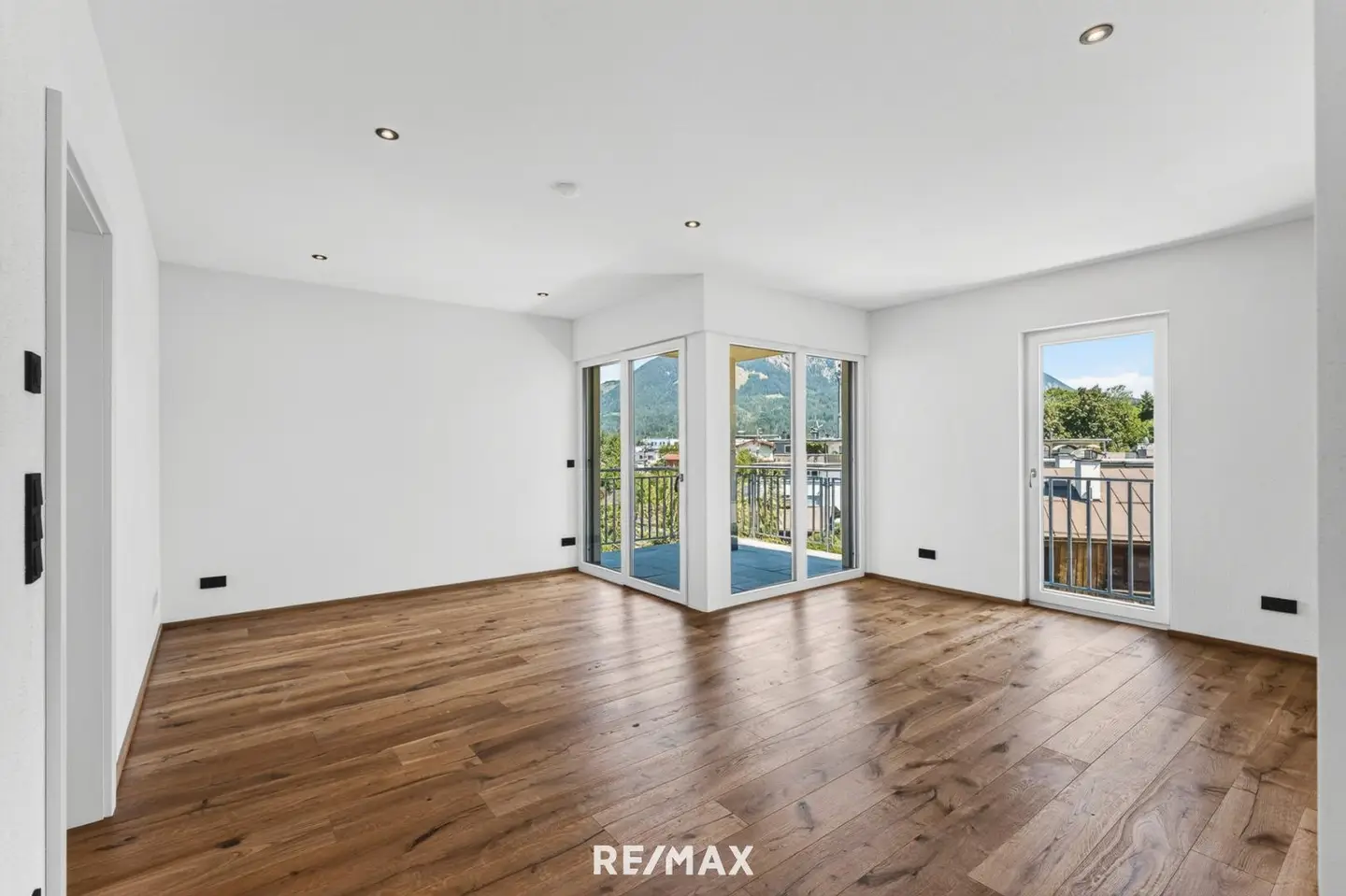 Newly built apartment with sunny balcony and elevator