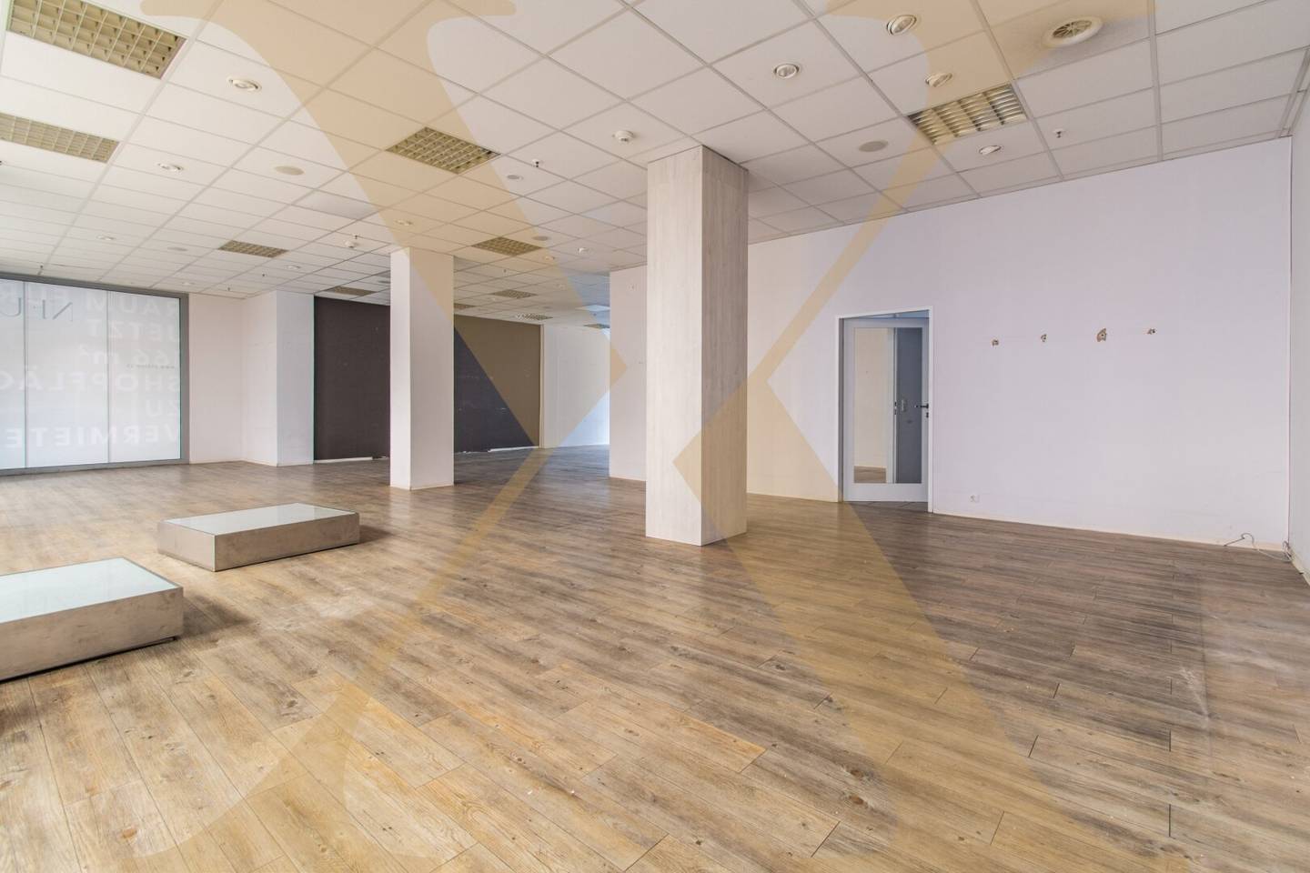 Ground floor commercial space in the Linz ATRIUM shopping center with high foot traffic for rent
