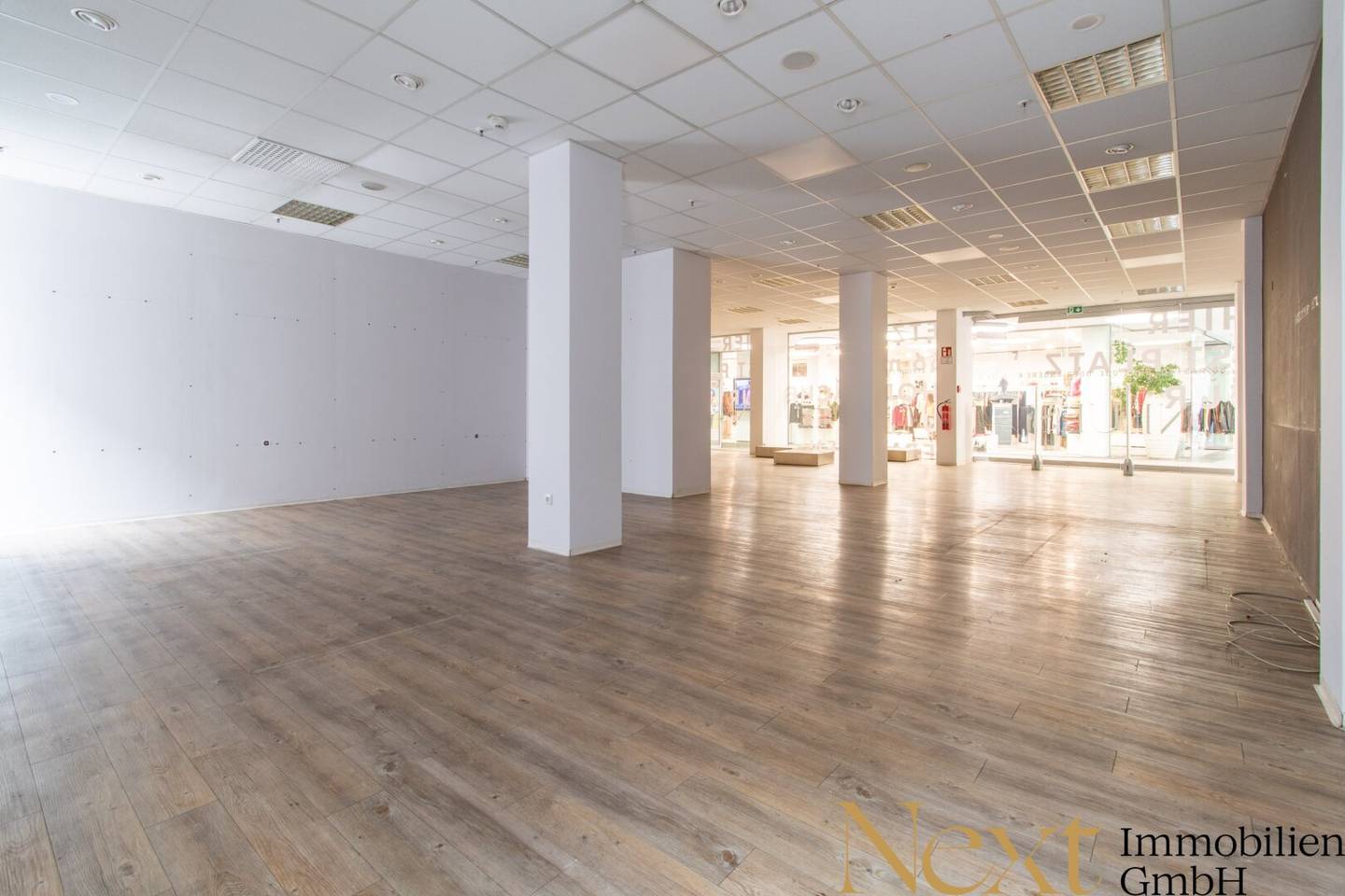 Ground floor commercial space in the Linz ATRIUM shopping center with high foot traffic for rent
