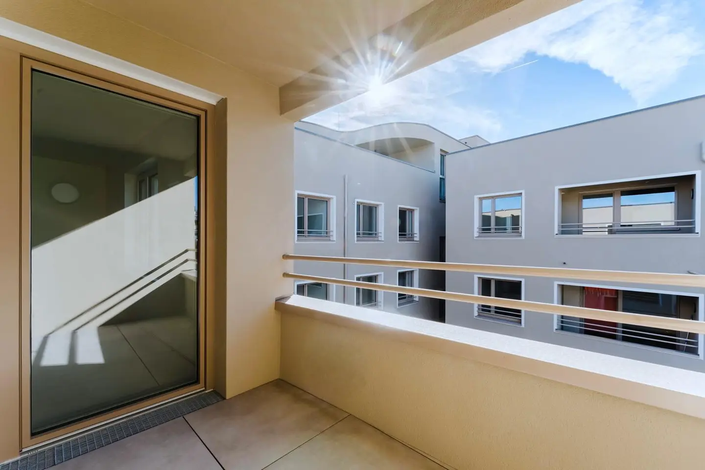 DACHGESCHOSS-Wohnung mit hofseitiger Süd-West Loggia & begrüntem Dachgarten - Fernsicht