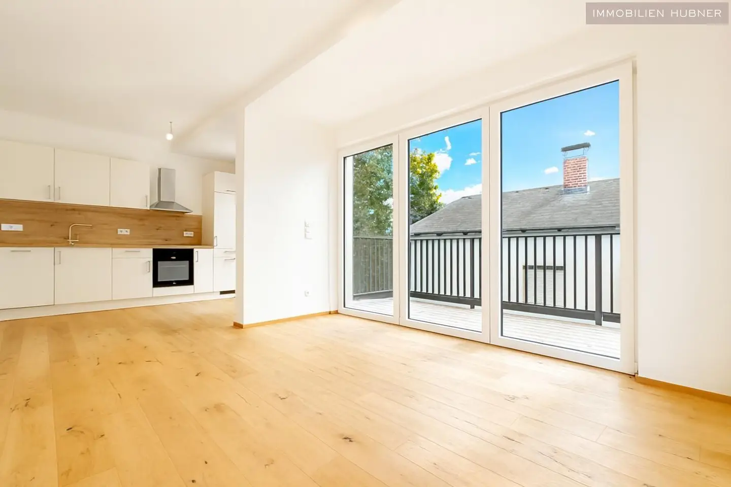 New build apartment with balcony and fitted kitchen