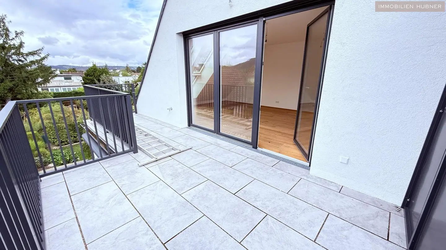 Bright top floor apartment with evening sun and large terrace