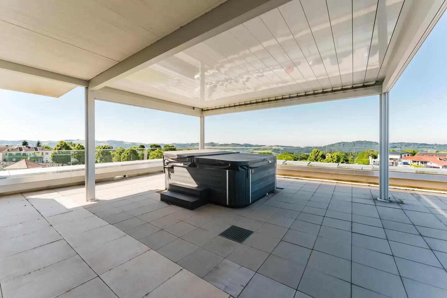 Dachgeschosswohnung mit großzügiger Dachterrasse und Whirlpool