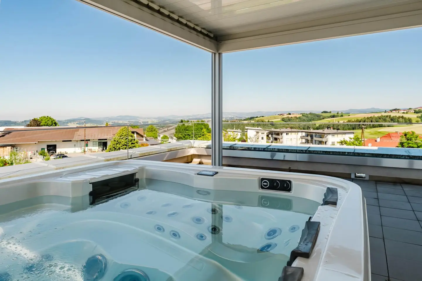 Dachgeschosswohnung mit großzügiger Dachterrasse und Whirlpool