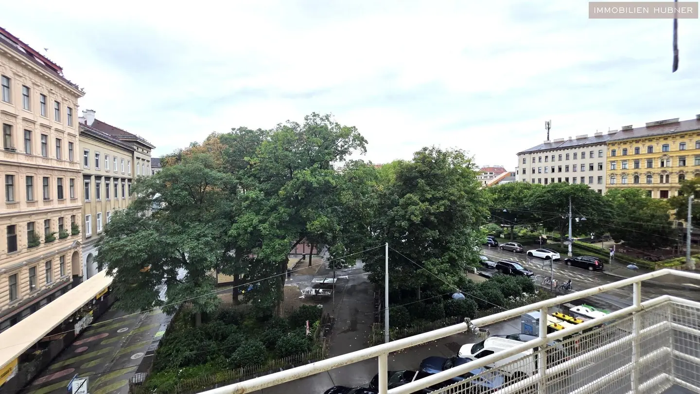 Altbauwohnung am Urban Loritz Platz mit westseitigem Balkon