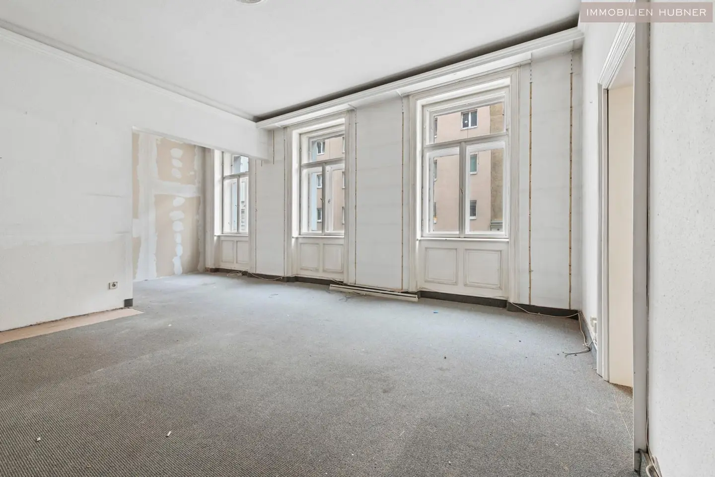 Bright period apartment in Servitenviertel with renovation potential