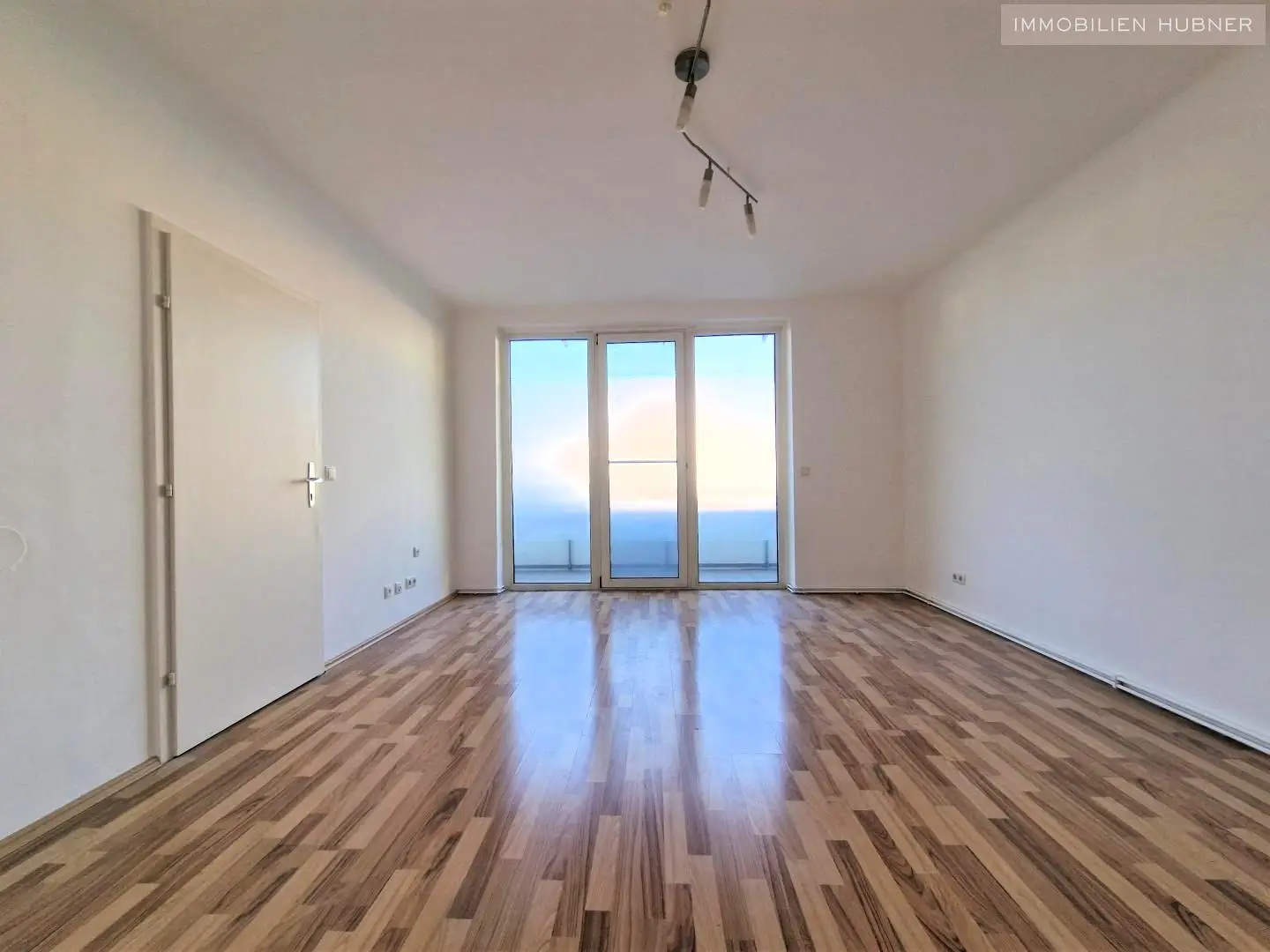 Helle Wohnung mit großer Loggia und U6 Nähe