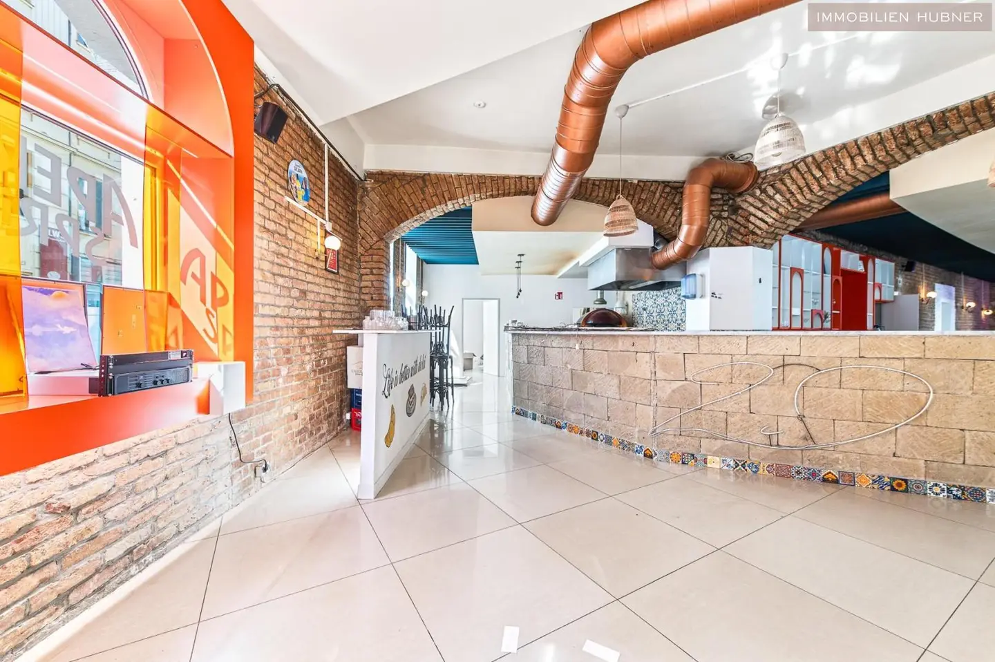 Fully equipped apartment with outdoor seating and excellent visibility