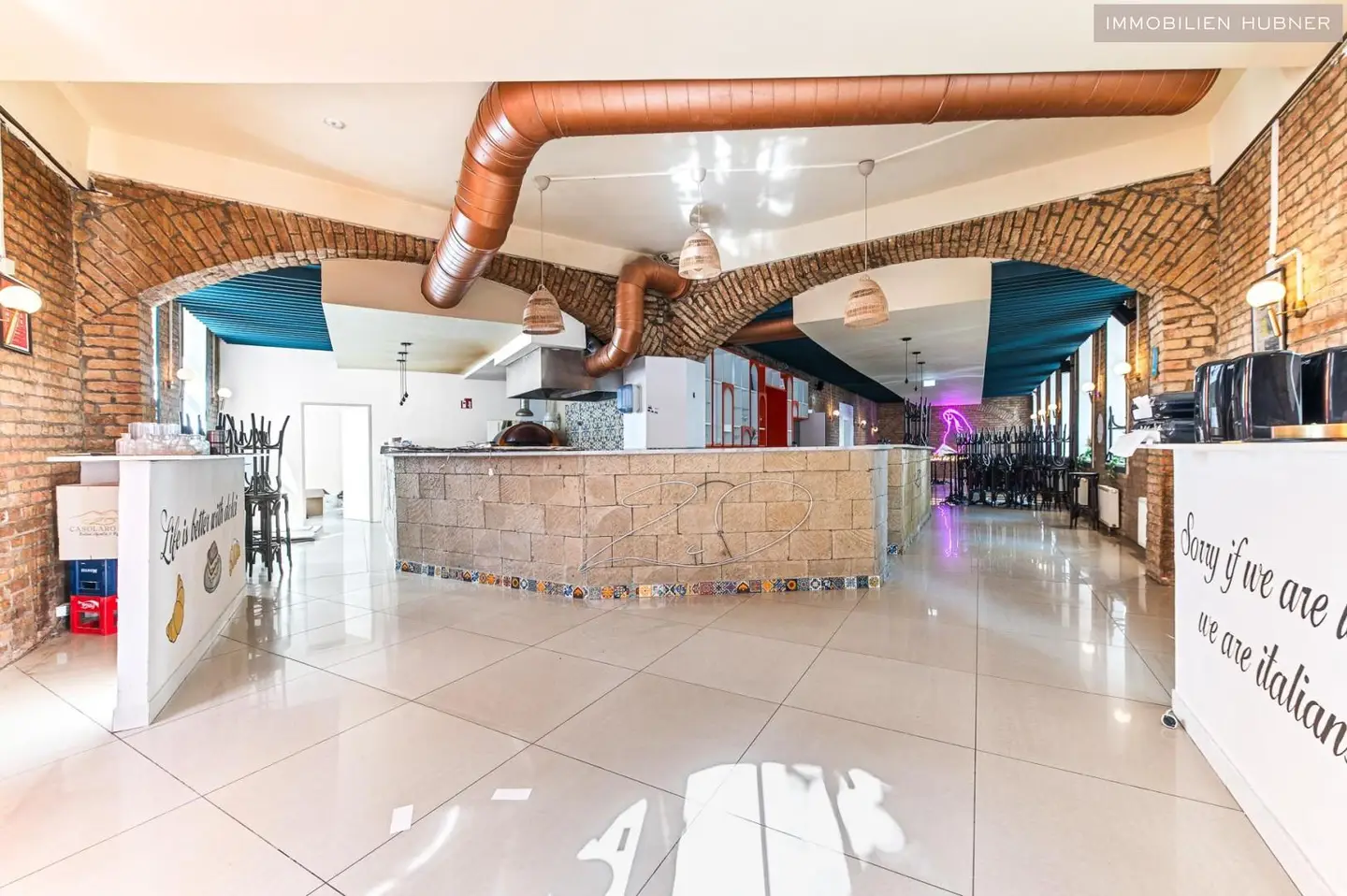 Fully equipped apartment with outdoor seating and excellent visibility
