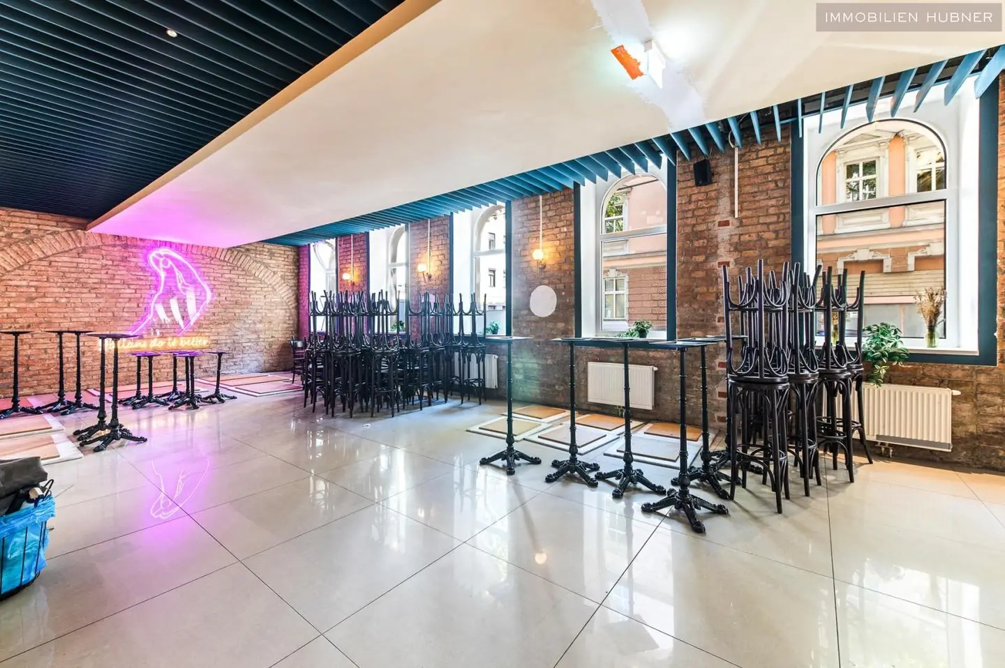 Fully equipped apartment with outdoor seating and excellent visibility