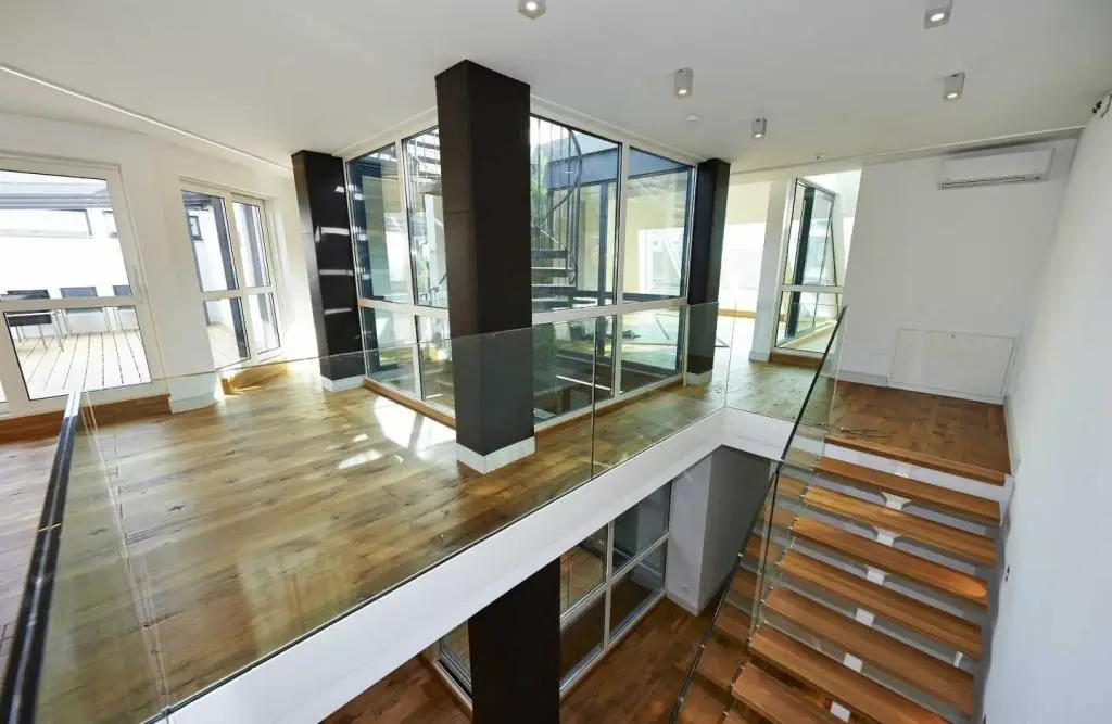 Airy penthouse with pool and view over Karlsplatz