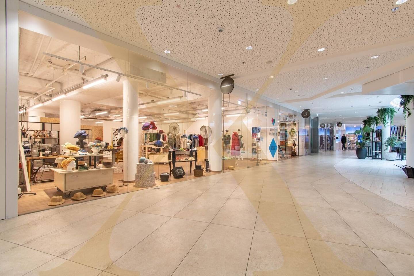 Commercial space with boutique flair in the popular LINZERIE shopping center directly on the main road for rent